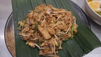Selain mi kari ada juga Char Kway Teow. Maksudnya ialah kwetiau gorengan dengan gaya Malaysia peranakan. Aroma smoky sudah terasa sejak kwetiaunya disajikan di atas meja. Foto: detikcom/Diah Afrilian