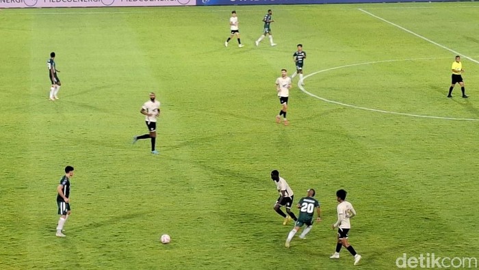 Laga PSS Sleman vs PSM Makassar di Stadion Maguwoharjo, Sleman, Sabtu (3/5/2025).