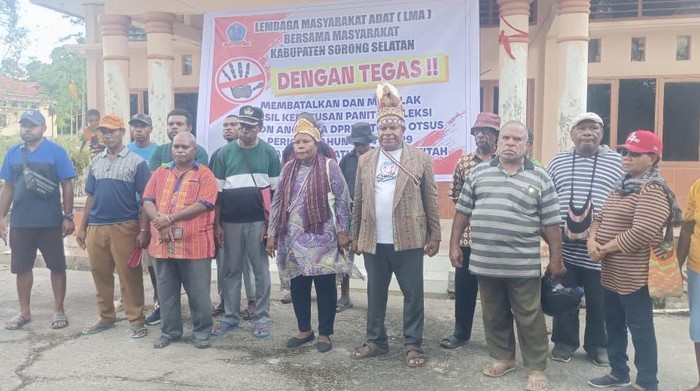 LMA Sorong Selatan melakukan pemalangan kantor Kesbangpol Sorsel buntut seleksi DPRK jalur Otsus.