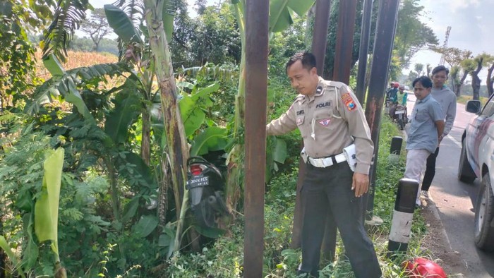 Lokasi ibu naik motor meninggal usai masuk parit di Pasuruan.