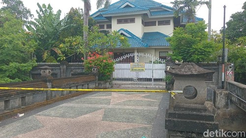 Lokasi mayat Remy saat ditemukan tewas di dalam mobil merah,