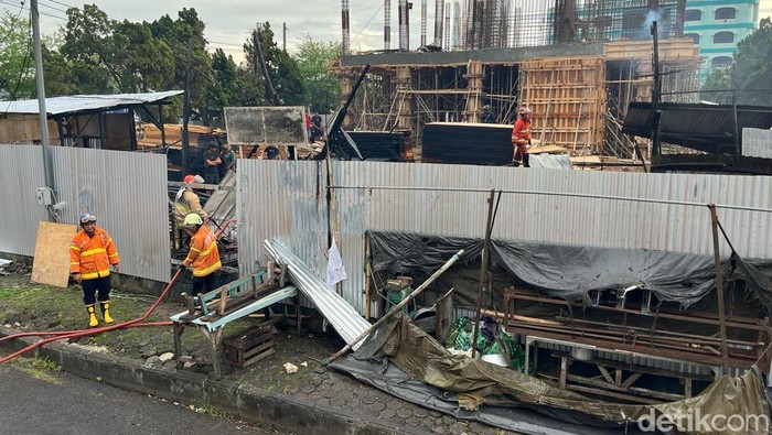 Lokasi proyek pembangunan bank BUMN mengalami kebakaran.
