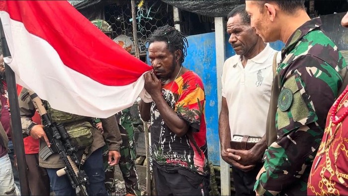 Mantan anggota kelompok separatis Organisasi Papua Merdeka (OPM), Minanggeng Murib, memutuskan untuk kembali kepangkuan Negara Kesatuan Republik Indonesia (NKRI).