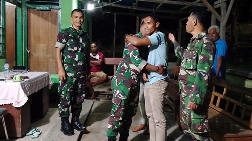 Mediasi yang berakhir damai kasus penganiayaan warga oleh anggota TNI di Flores Timur, Jumat (2/5/2025).
