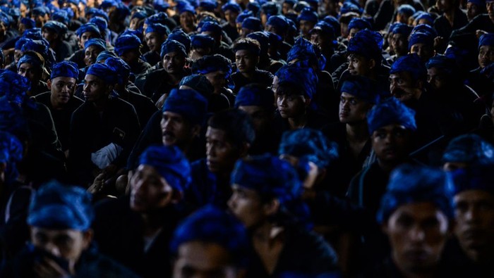 Warga Suku Badui berjalan menuju pendopo Bupati Lebak di Rangkasbitung, Lebak, Banten, Jumat (2/5/2025). Tradisi ritual Seba Badui yang diikuti 1.750 warga Suku Badui tersebut merupakan tradisi tahunan yang digelar sebagai bentuk syukur atas hasil panen melimpah serta menjalin silaturahmi antara lembaga adat Suku Badui dengan pemerintah. ANTARA FOTO/Muhammad Bagus Khoirunas/tom.