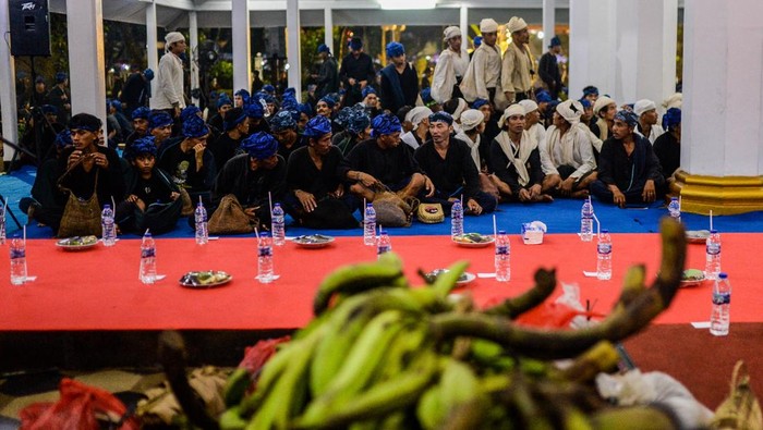Warga Suku Badui berjalan menuju pendopo Bupati Lebak di Rangkasbitung, Lebak, Banten, Jumat (2/5/2025). Tradisi ritual Seba Badui yang diikuti 1.750 warga Suku Badui tersebut merupakan tradisi tahunan yang digelar sebagai bentuk syukur atas hasil panen melimpah serta menjalin silaturahmi antara lembaga adat Suku Badui dengan pemerintah. ANTARA FOTO/Muhammad Bagus Khoirunas/tom.