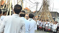 Warga saling menyatukan tongkat saat mengikuti tradisi Mekotek di kawasan Munggu, Badung, Bali, Sabtu (3/5/2025).
