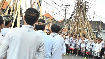 Melihat Tradisi Mekotek Saat Hari Raya Kuningan
