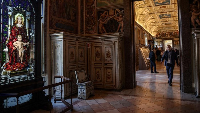 People visit the Vatican Museum, during a press tour ahead of the conclave, at the Vatican, May 2, 2025. REUTERS/Louisa Gouliamaki