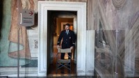 Seorang karyawan mengamankan jalan menuju Kapel Sistina dari apartemen Borgia di Museum Vatikan. Sidang akan dimulai pada tanggal 7 Mei, dengan para kardinal yang diasingkan menggunakan cerobong asap untuk memberi tahu dunia luar apakah mereka telah memilih pemimpin baru dari Gereja Katolik yang beranggotakan 1,4 miliar orang.