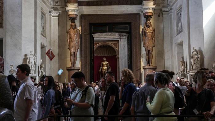 People visit the Vatican Museum, during a press tour ahead of the conclave, at the Vatican, May 2, 2025. REUTERS/Louisa Gouliamaki