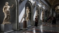 Apartemen Borgia terletak di dalam Istana Apostolik Vatikan dan merupakan serangkaian kamar yang ditinggali oleh Paus Alexander VI hingga tahun 1503. Kamar-kamar tersebut dipenuhi lukisan dinding yang dipesan oleh Paus Alexander VI dan dilukis oleh Bernardino di Betto (Pinturicchio).