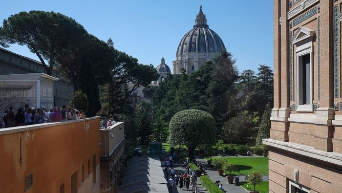 People visit the Vatican Museum, during a press tour ahead of the conclave, at the Vatican, May 2, 2025. REUTERS/Louisa Gouliamaki