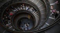 Orang-orang menuruni Tangga Bramante di Museum Vatikan.