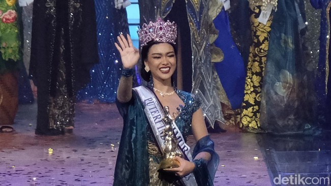 Firsta melambaikan tangan kepada penonton usai dinobatkan sebagai Puteri Indonesia 2025. Tahun ini ada 6 penerima mahkota dalam ajang kecantikan tersebut.