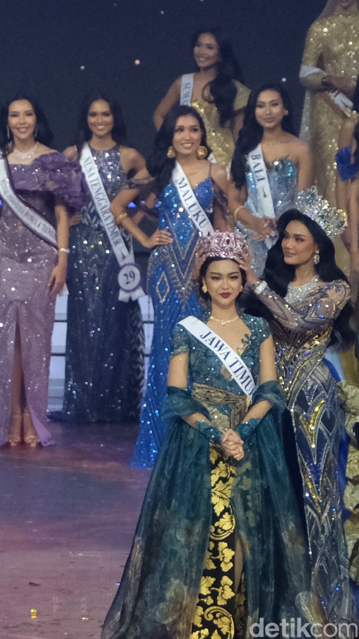 Firsta Yufi Amarta memenangkan penghargaan Puteri Indonesia 2025 yang diselenggarakan di Jakarta International Convention Center (JICC), Jakarta, Jumat (2/5/2025). Firsta bersaing dengan Melliza Xaviera Putri Yulian (DKI 1) di posisi 2 besar.