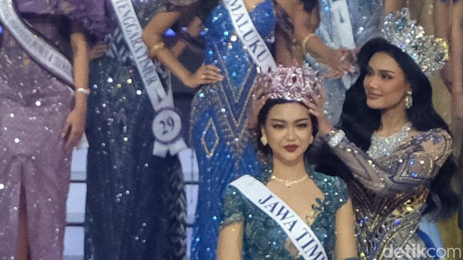 Puteri Indonesia 2024 Harashta Haifa Zahra memberikan mahkota kepada Firsta.