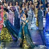 Firsta mengalahkan 44 finalis lainnya dalam ajang Puteri Indonesia 2025.