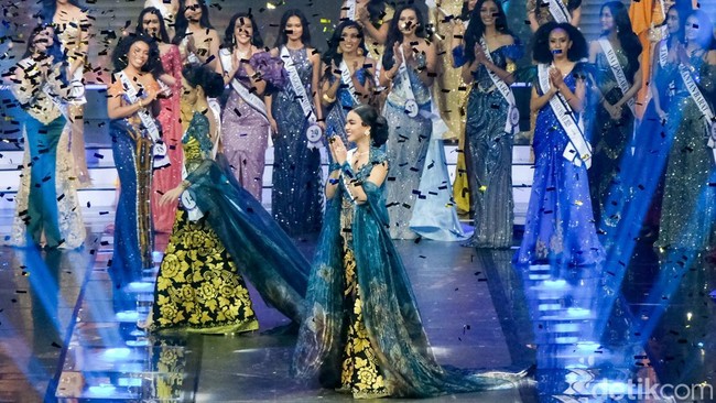 Firsta mengalahkan 44 finalis lainnya dalam ajang Puteri Indonesia 2025.