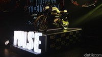 Kemudian untuk Can-Am Pulse menggunakan baterai yang sama dengan Origin. Hanya saja, karena bobotnya lebih ringan, jangkauannya bisa tembus 160 km. Sedangkan lama pengecasannya juga sama, yakin 20-80 persen dalam 50 detik. Motor listriknya mampu menyemburkan daya 47 dk dengan kecepatan puncak 129 km/jam. Foto: Septian Farhan Nurhuda/detik.com