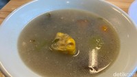 Jangan lupa cicip sayur lodeh yang berisi jagung, wortel, kacang panjang, dan labu siam. Disiram kuah santan keruh dengan perpaduan rasa gurih manis. Foto: Detikcom / Atiqa Rana