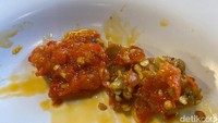 Semua hidangan nasi lauk di sini bisa dinikmati dengan sambal tambahan yang agak berminyak, tetapi sensasi pedasnya menggetarkan lidah. Foto: Detikcom / Atiqa Rana