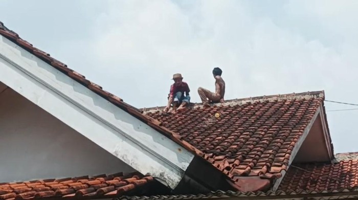ODGJ panjat rumah warga di Bogor