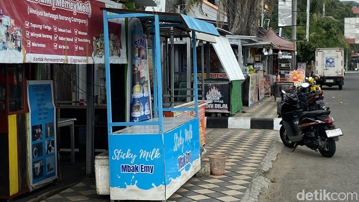 Pedagang kaki lima di Parepare menggunakan trotoar untuk berjualan.
