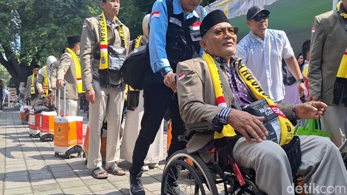 Suasana pelepasan 393 jemaah calon haji asal Kota Mataram, di halaman kantor wali Kota Mataram, Sabtu siang (3/5/2025).