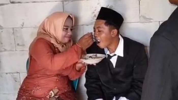 Pernikahan sederhana tanpa perias dan dekorasi yang viral di media sosial.