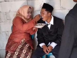 Cinta Tulus Ribut pada Siti di Balik Resepsi Tanpa Rias dan Dekorasi