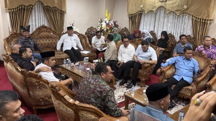 Pertemuan kepala daerah se-Sumbar dengan Menteri PU. (Jeka Kampai/detikSumut)