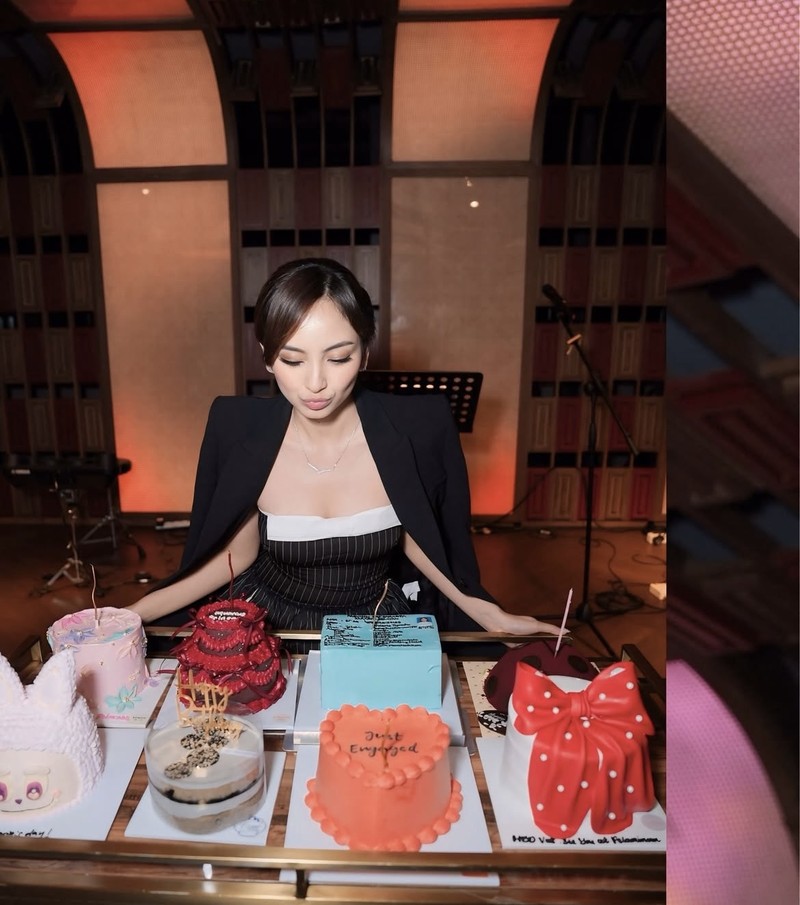 Pesona Valerie Tifanka Saat Makan di Restoran hingga Minum Kopi