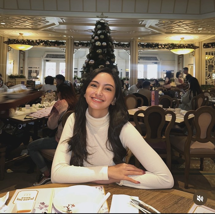 Pesona Valerie Tifanka Saat Makan di Restoran hingga Minum Kopi