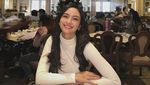 Pesona Valerie Tifanka Saat Makan di Restoran hingga Minum Kopi
