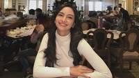Salah satunya ketika wanita kelahiran 1997 itu mencicipi makanan di restoran Disneyland. Ia mencoba bakpao dengan desain khas Disney. Foto: Instagram @valtifanka