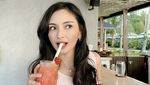 Pesona Valerie Tifanka Saat Makan di Restoran hingga Minum Kopi