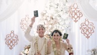 Valerie Tifanka resmi menikah dengan kekasihnya, Mochammad Andhika. Pernikahan mereka digelar di Hotel Ritz Carlton, Kuningan. Foto: Instagram @valtifanka