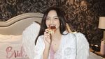 Pesona Valerie Tifanka Saat Makan di Restoran hingga Minum Kopi