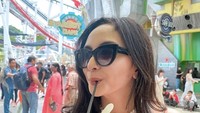 Di cuaca panas, artis ini terlihat lega menikmati air kelapa yang diminum langsung dari batoknya. Sepertinya segar sekali ya? Foto: Instagram @valtifanka