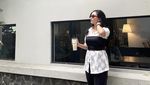 Pesona Valerie Tifanka Saat Makan di Restoran hingga Minum Kopi