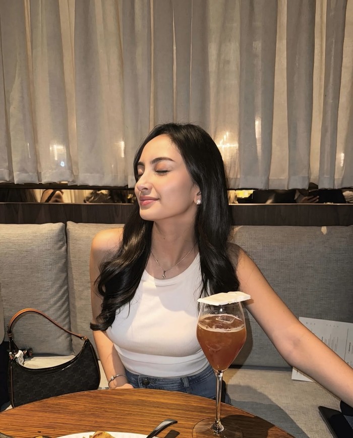 Pesona Valerie Tifanka Saat Makan di Restoran hingga Minum Kopi