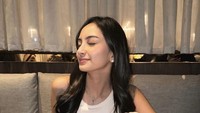 Di sebuah restoran, pemain film ‘Gas Kuy’ ini berpose dengan segelas minuman berwarna cokelat. Minuman itu juga dilengkapi potongan cokelat batang warna putih. Foto: Instagram @valtifanka