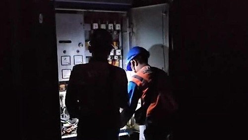 Petugas PLN menangani listrik padam di Bali, Jumat (2/5/2025) malam.