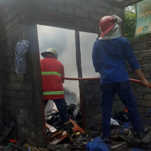 Petugas saat berupaya memadamkan api yang membakar rumah warga di Desa Manistutu, Kecamatan Melaya, Kabupaten Jembrana, Sabtu (3/5/2025). (Damkar Jembrana)