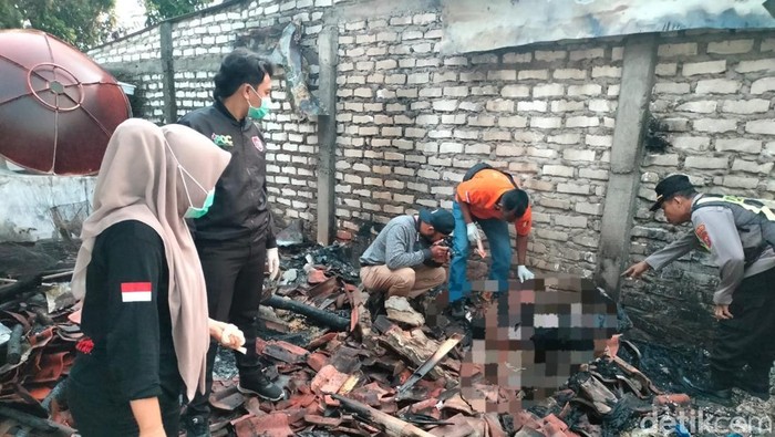 Petugas saat melakukan olah TKP