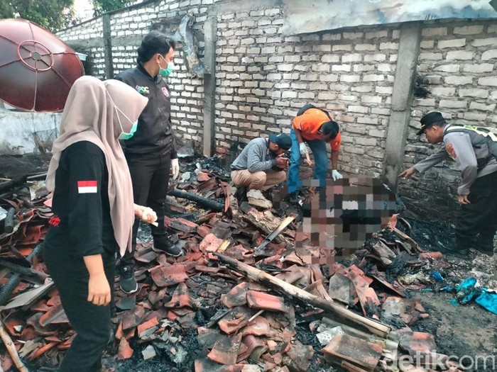 Petugas saat melakukan olah TKP