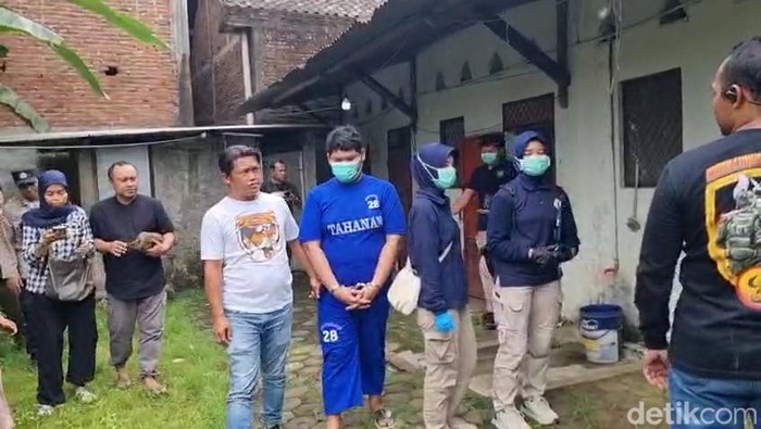 Polisi bersama tersangka predator seks inisial S melakukan olah tempat perkara kejadian di kos wilayah Jepara, Sabtu (3/5/2025).