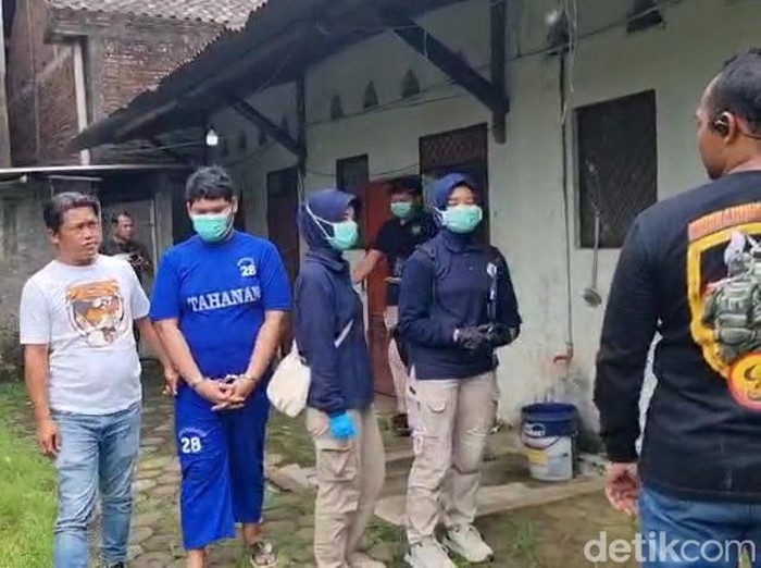 Polisi bersama tersangka predator seks inisial S melakukan olah tempat perkara kejadian di kos wilayah Jepara, Sabtu (3/5/2025).