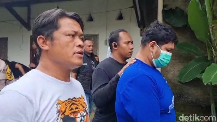 Polisi bersama tersangka predator seks inisial S melakukan olah tempat perkara kejadian di kos wilayah Jepara, Sabtu (3/5/2025).